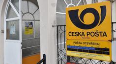 Lupič vnikl na poště za přepážku otvorem na balíky, hrozí mu 10 let