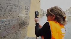VIDEO: Zbraň proti graffiti mají v Itálii. Vynález vyčistil most v Benátkách