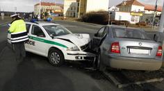 Feťák ujížděl i přes výstřely, zastavil až o policejní auto