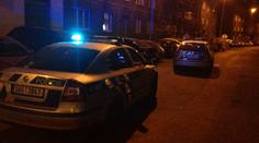 Policisté zachránili život muži, který se pořezal nožem, chodba domu byla celá od krve!