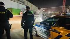 Agresivní muž v Praze šel na policisty se sekerou. Ti ho postřelili, zemřel