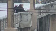 Muž chtěl skoncovat se životem. Skočit do Vltavy mu zabránili policisté