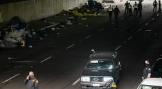Auto smetlo tábor bezdomovců na chodníku v San Diegu, tři jsou mrtví
