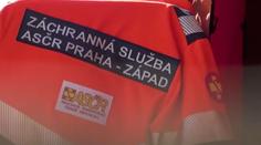 Záchranáři uháněli se zapnutými majáky dělat dohled na festival. Nepřípustné, vadí resortu