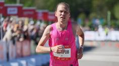 Nepohodlná obuv? Nevadí! Běžec zdolal maraton v kroksech v neuvěřitelném čase
