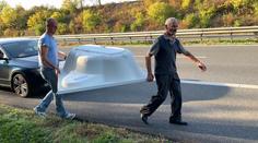 Po dálnici D11 šel muž s vanou na hlavě. Policii to musel vysvětlit
