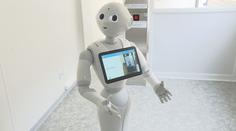 Robot vítá návštěvníky nemocnice, připomíná jim bezpečnostní opatření