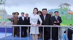 Kim Čong-un otevřel nový plážový resort. Vyrazil tam s manželkou i dcerou