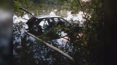 Auto narazilo do stromu, skončilo v rybníku. Jeden mrtvý, tři zranění