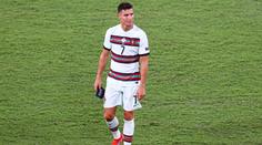 Udělal to znovu! Ronaldo po vypadnutí zahodil kapitánskou pásku