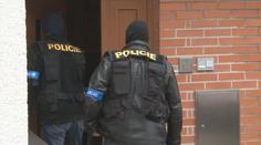 Muž měl bít pěstí do hlavy 80letou stařenku. Policie žádá o pomoc
