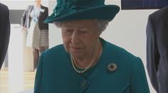 Královna Alžběta má další prvenství, jako první britský panovník vedla videohovor