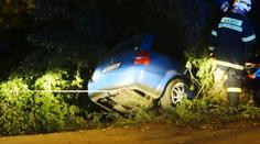 Opilý šofér jel rovně v zatáčce, auto zmizelo v lesíku pod cestou