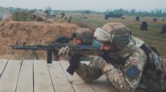 Prapor Azov brání Mariupol. Ukrajinci je zbožňují, Rusové je označují za nacisty