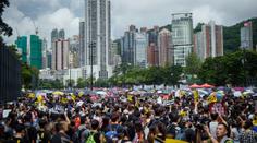 Ohromné protesty v Hongkongu, demonstranty trápí déšť a úmorné horko