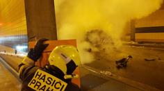 Poplach v tunelu Blanka: Policejní auto v plamenech, tři lidé zranění
