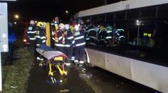 Autobus se srazil s náklaďákem! Šest zraněných, z toho dva těžce