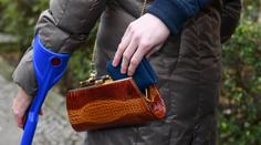 Zloděj pomáhal seniorce na nohy. Přitom jí z kabelky sebral peněženku