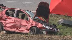 Auto vjelo z vedlejší přímo pod kamion. Náraz ho odhodil 30 metrů daleko
