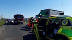 Po nehodě přiběhli na pomoc svědci, motorkáře už se oživit nepodařilo