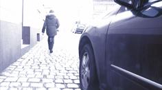 Pokus o únos za bílého dne: Mladou ženu chtěl muž nacpat do auta
