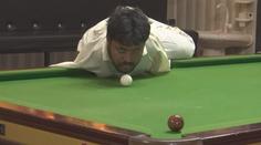 To je frajer! Bezruký Pákistánec hraje snooker bradou a sní o reprezentaci