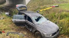 Auto po nehodě skončilo v potoce, muži tam měli být zaklínění celou noc