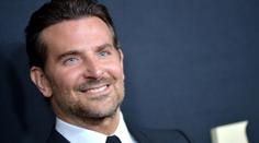 Fotografie, která ženám láme srdce. Bradley Cooper se vášnivě líbal s mužem