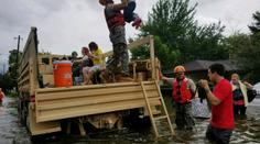 Na Houston se žene další vlna záplav: Lidé uvízli na střechách