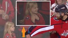 Místo pláče krásný úsměv: Borec z NHL potěšil maličkou fanynku!
