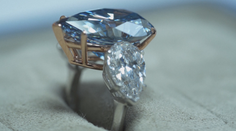 Největší modrý diamant šel do dražby. K mání jsou i šperky Audrey Hepburnové