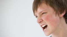 Žáka základní školy chytil amok! Zdemoloval dveře i školní lavice