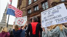 S Trumpem nesouhlasí ani polovina USA. Protestují lidé v ulicích i politici