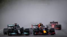 Bláznivý závod. Hamilton skončil v bariéře, přesto dojel na druhém místě