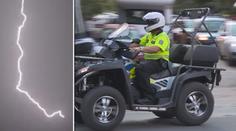 Do policisty na čtyřkolce udeřil blesk. Letěl pro něj vrtulník