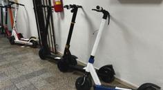 Muž kradl elektrokoloběžky. Montoval pak na ně vlastní GPS
