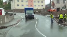 Město nechalo postavit novou cestu, jezdit se ale bude po staré