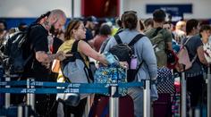 Horor na letišti v Praze. Zpoždění desítky hodin, nikdo nic neřekl, zuří cestující