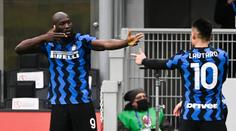 Zlatan s AC Milán na kolenou. Po výprasku v derby se raduje Lukaku