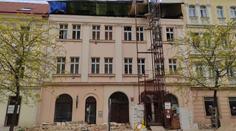 Utržená římsa v Praze zasypala ulici. Stavba nebyla značená, tvrdí lidé