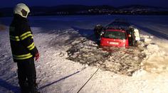 VIDEO: Hazardér na ledě utopil auto v Lipně, pomohli až hasiči