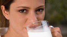 Revoluční studie: Pravidelné pití mléka vás dřív zabije, tvrdí vědci