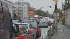 Komplikace v Uherském Hradišti. Silničáři uzavřeli hlavní tah, tvoří se dlouhé kolony