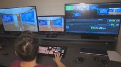 FSV UK má nové moderní studio. Studenti si v něm mohou vyzkoušet práci v televizi i rádiu