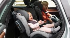 Po směru, nebo proti směru: Jaký typ autosedaček je bezpečnější?
