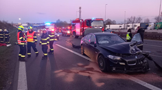 Hromadná nehoda zablokovala dálnici D1 u Prahy, několik lidí je zraněných