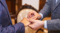 Stejnopohlavní páry mohou uzavírat sňatky, rozhodli poslanci. Manželstvím se nazývat nesmí