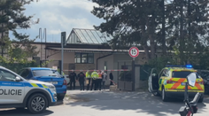 Policisté vyšetřují údajnou vraždu v pražských Řepích. Jeden muž zemřel