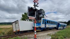 Vlak po srážce s náklaďákem na jihu Čech vyprostili. Železnice ale stále stojí