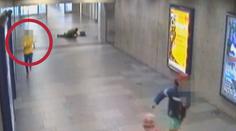 Odporné: Školák (14) zaútočil na seniora v pražském metru! VIDEO